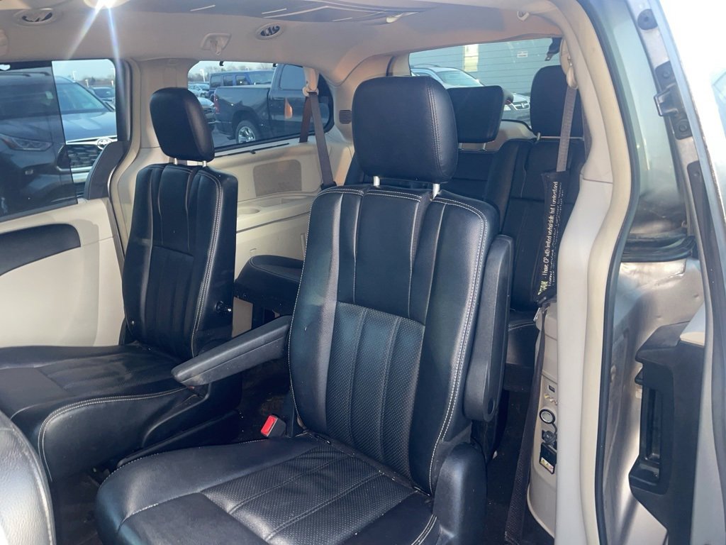 Used 2015 Chrysler Town & Country Touring-L w/ Driver Convenience Group image 11