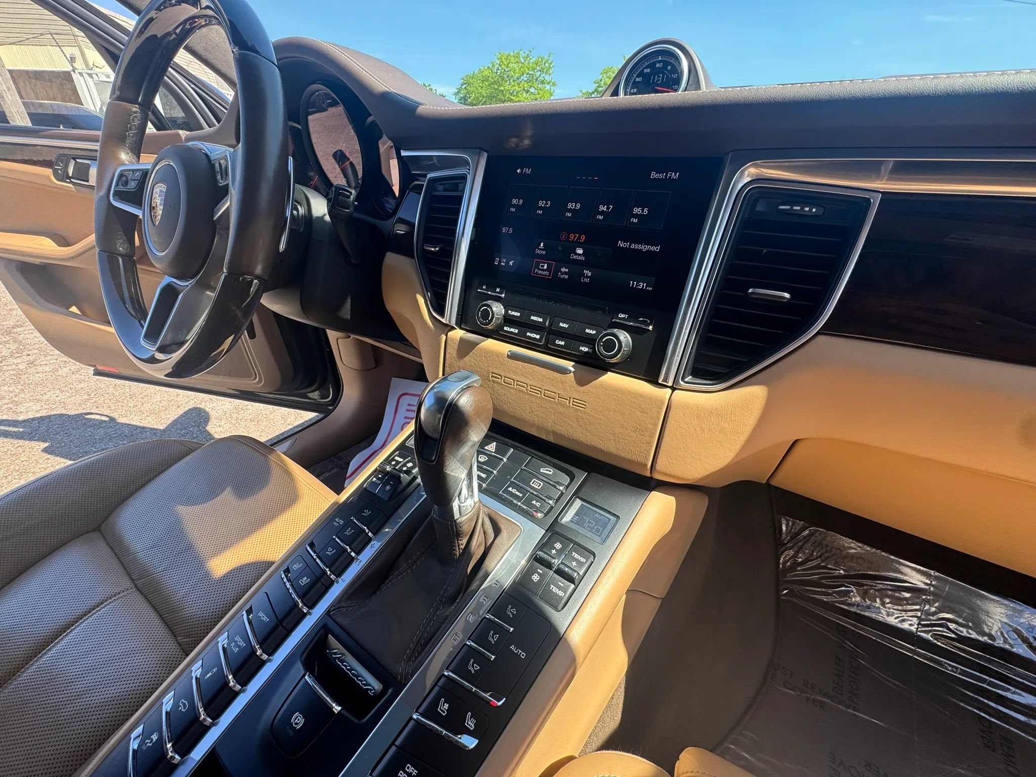 Used 2018 Porsche Macan Turbo AWD/4WD image 21