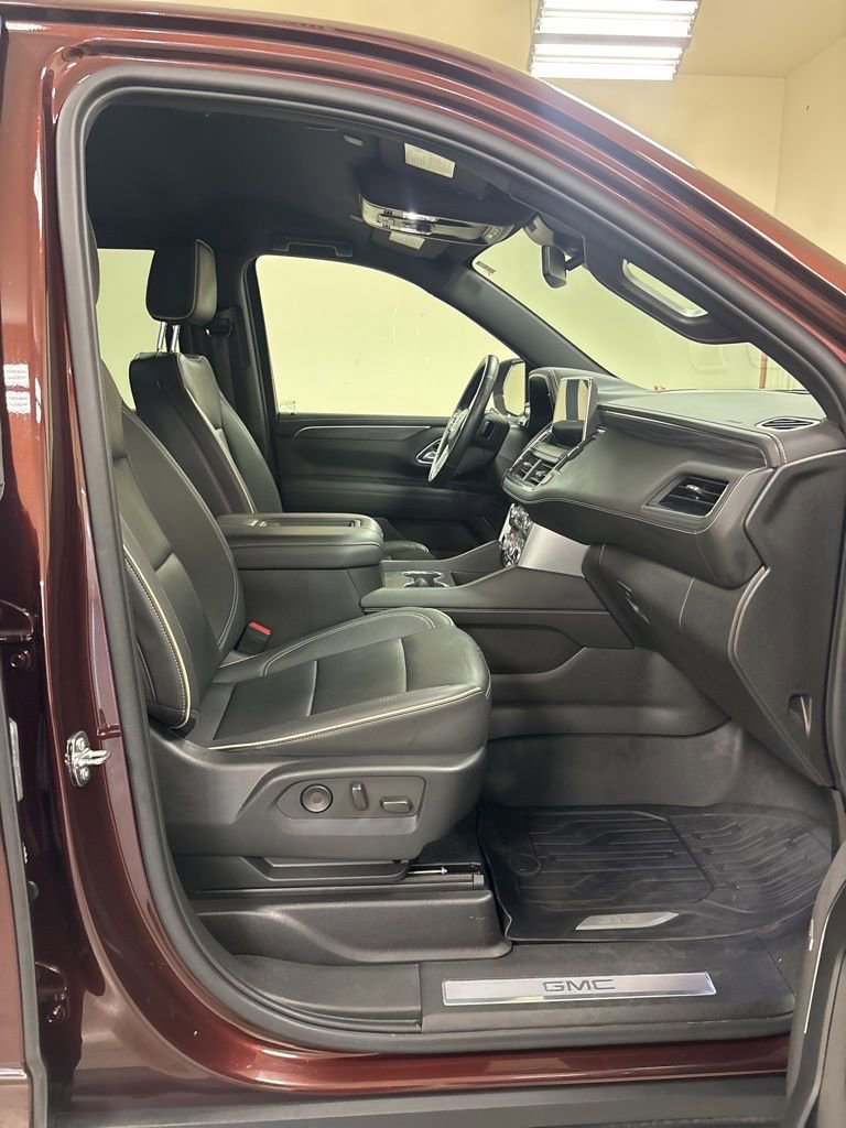Used 2023 GMC Yukon SLT w/ SLT Luxury Package image 25