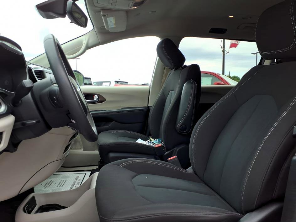 Used 2023 Chrysler Voyager LX FWD image 15