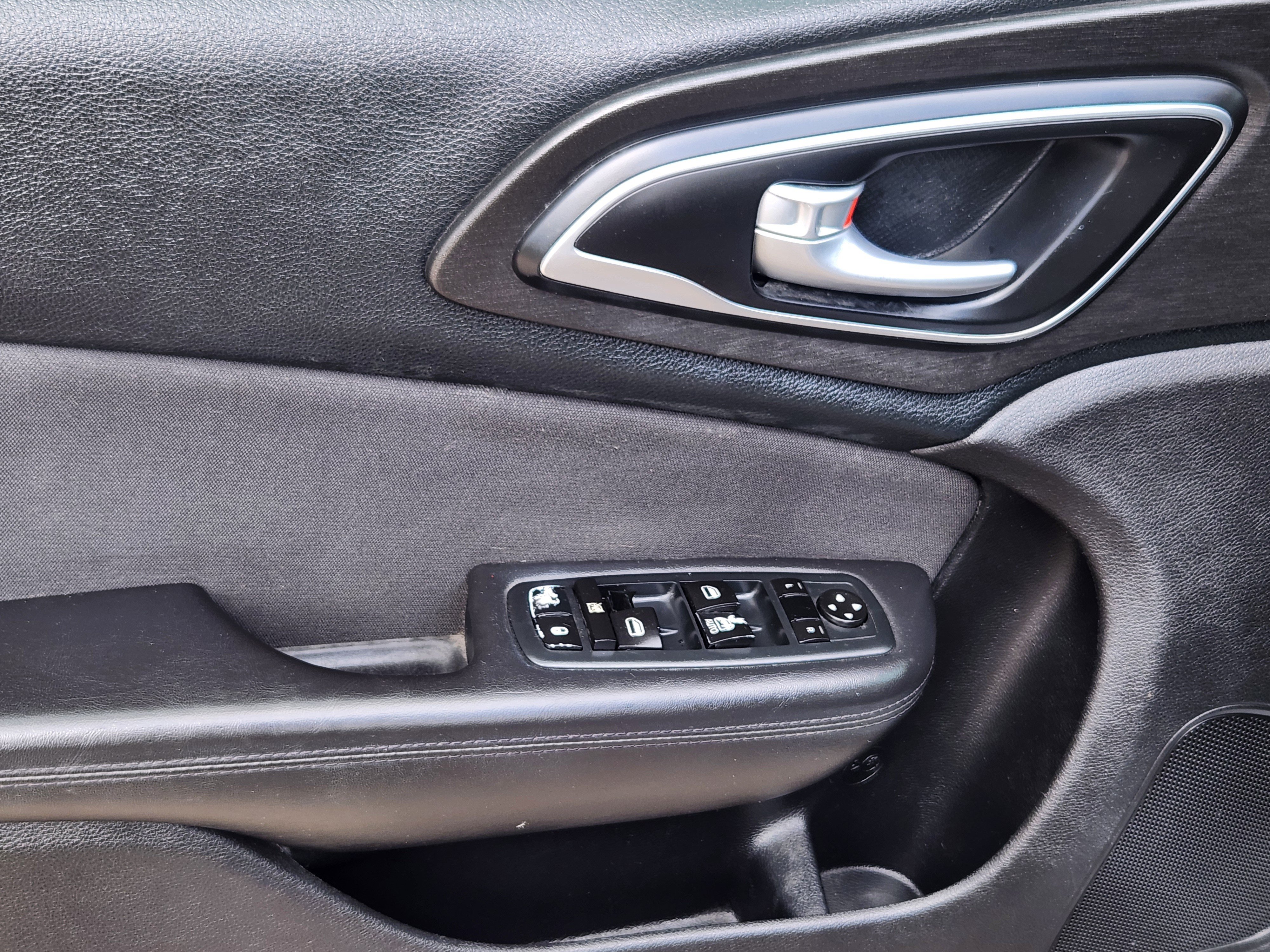 Used 2016 Chrysler 200 Limited w/ Convenience Group FWD image 16