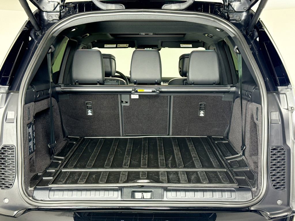 Used 2024 Land Rover Discovery Dynamic SE image 23