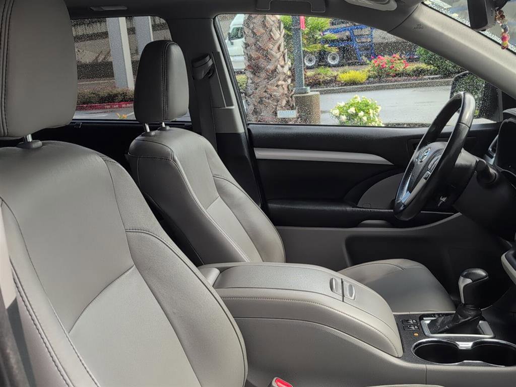 Used 2017 Toyota Highlander XLE AWD/4WD image 13