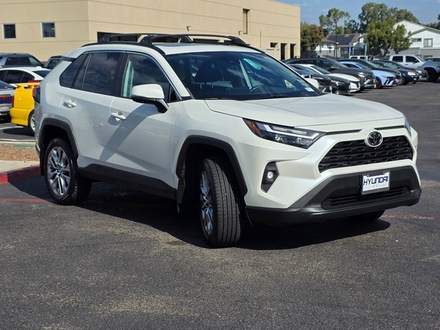 Used 2022 Toyota RAV4 XLE Premium image 4