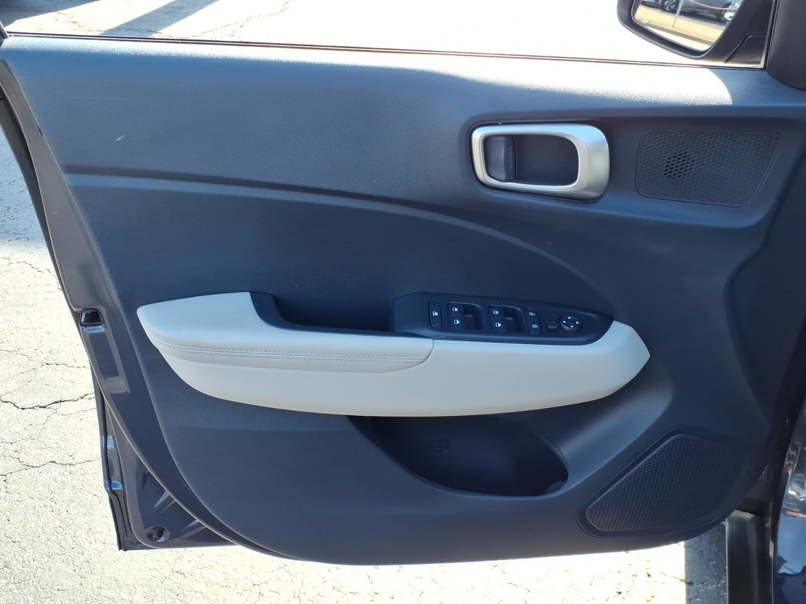 Certified 2023 Hyundai Venue Limited FWD image 8