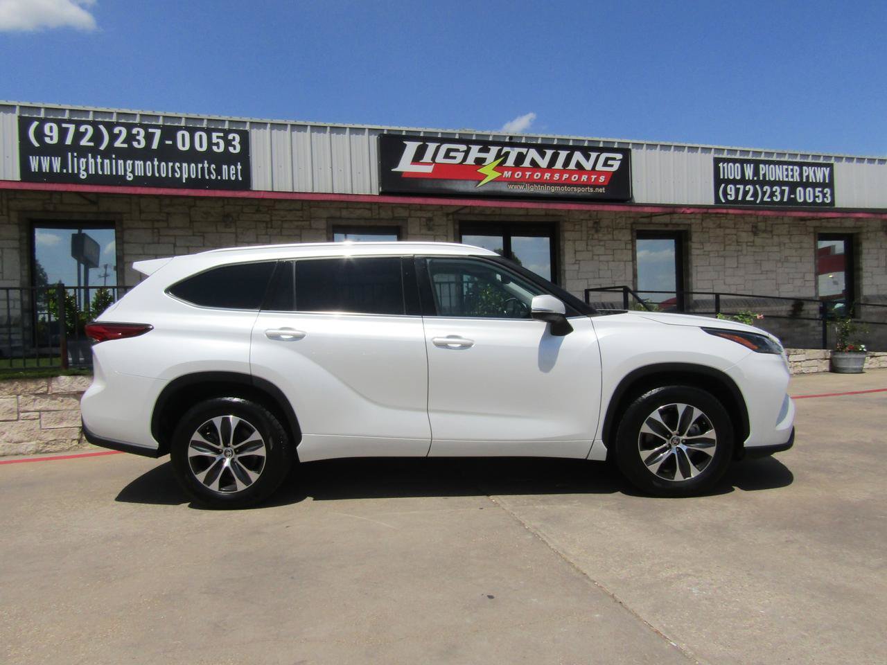 Used 2022 Toyota Highlander XLE FWD image 5