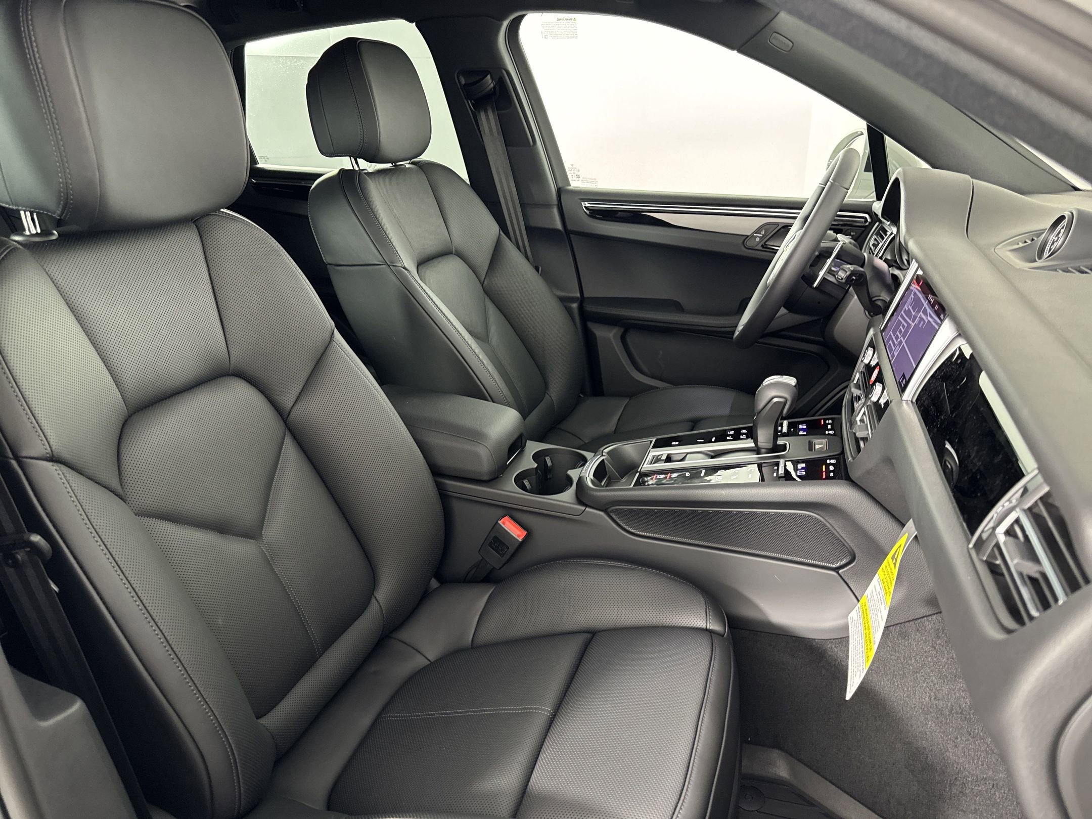 Certified 2025 Porsche Macan S image 29
