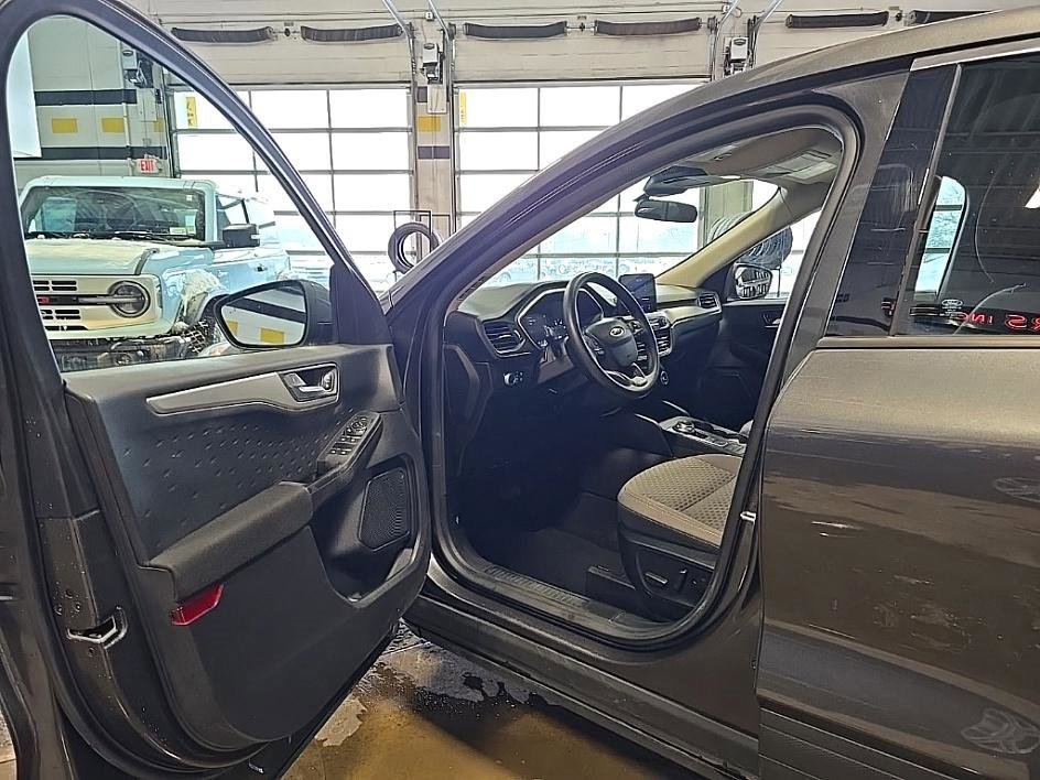 Used 2020 Ford Escape SE image 9