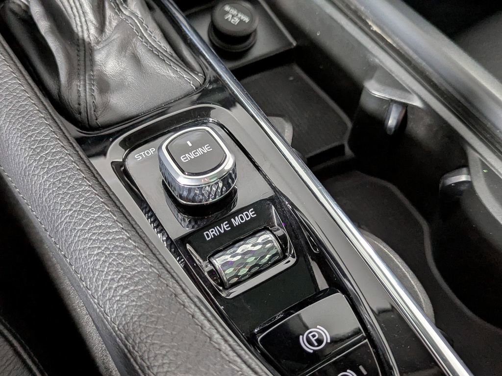 Used 2016 Volvo XC90 T6 Momentum w/ Momentum Plus Package image 38