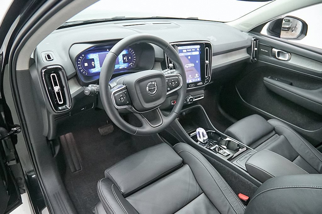 Certified 2023 Volvo XC40 B5 Ultimate w/ Climate Package AWD/4WD image 12