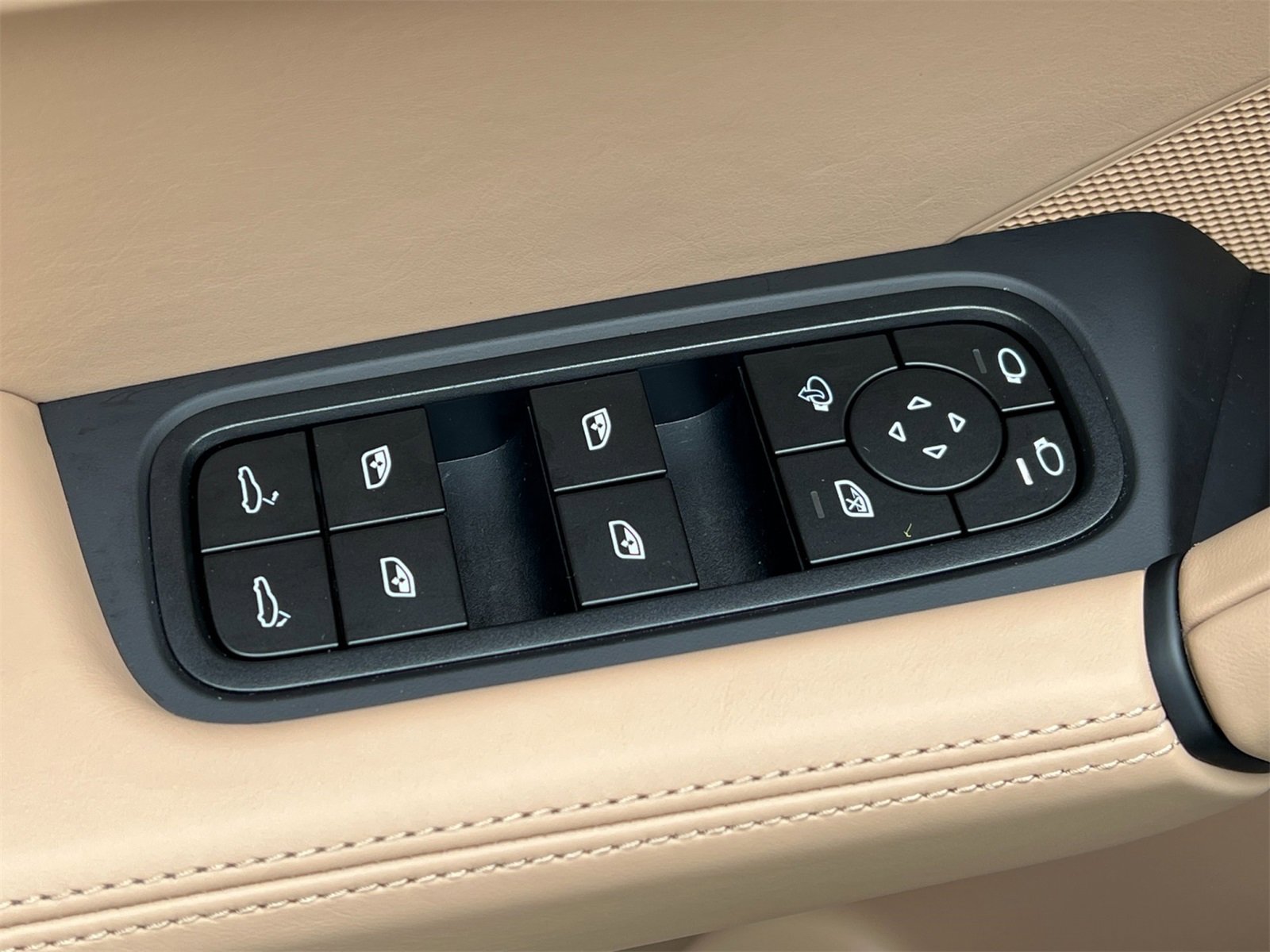 Certified 2025 Porsche Cayenne image 13