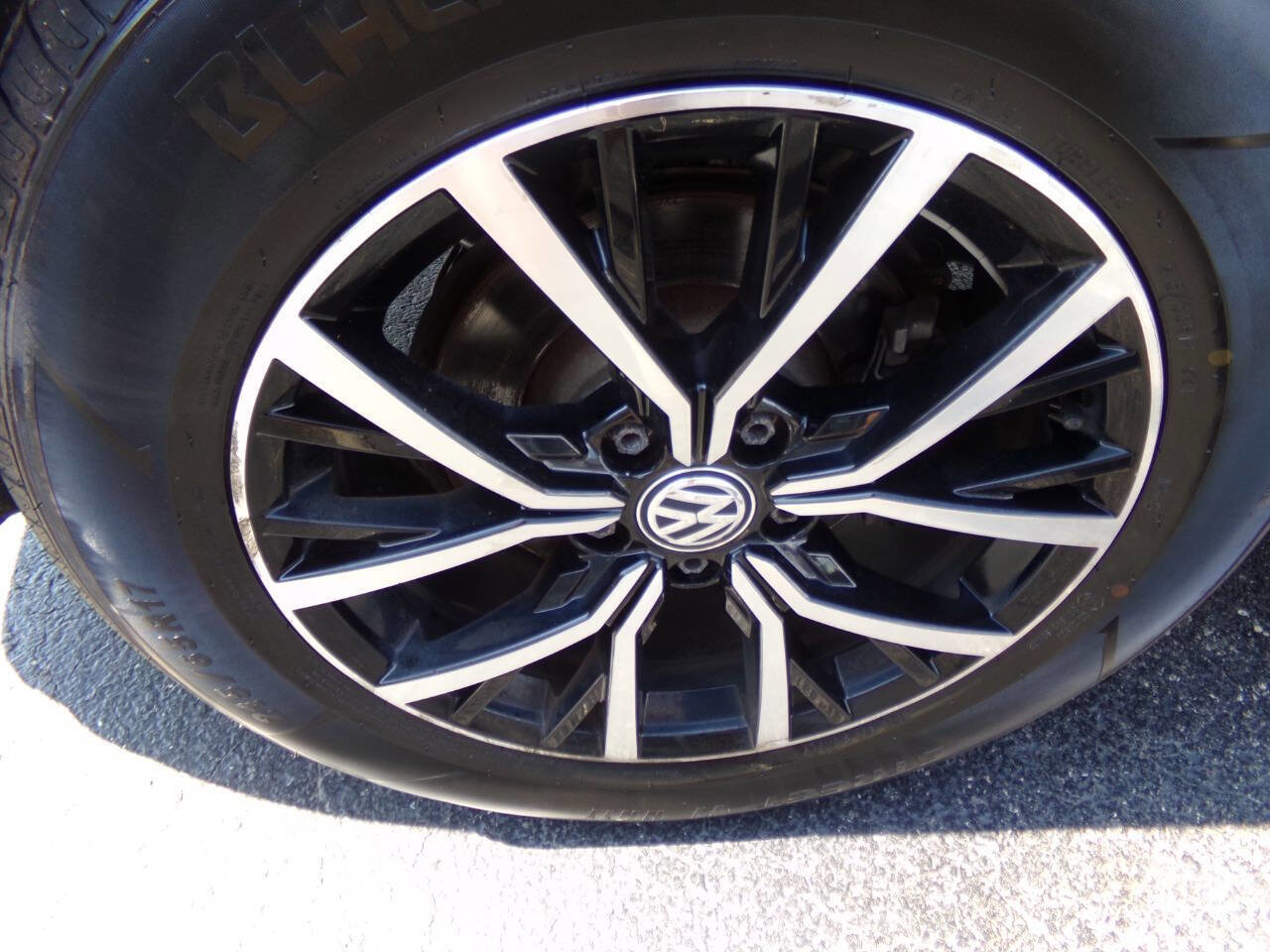 Used 2021 Volkswagen Tiguan SE image 41