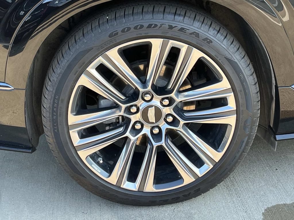 Certified 2026 Cadillac Vistiq Platinum w/ LPO, Floor Liner Package AWD/4WD image 11