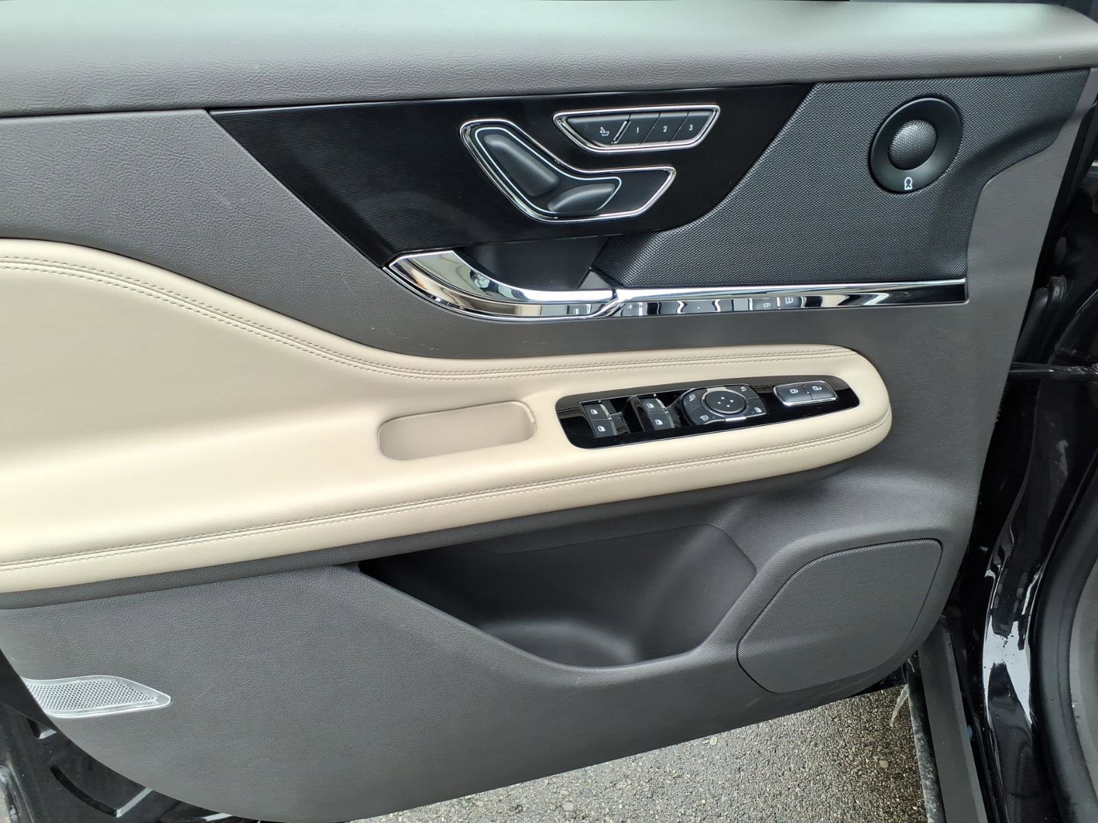 Certified 2022 Lincoln Corsair Reserve w/ Equipment Group 201A image 11