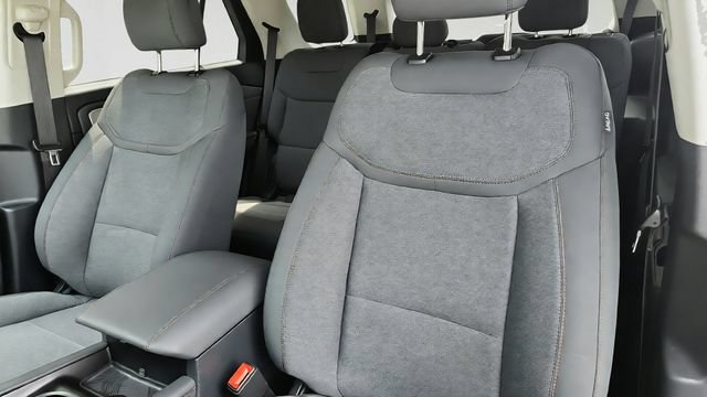 Used 2025 Ford Explorer Active AWD/4WD image 10