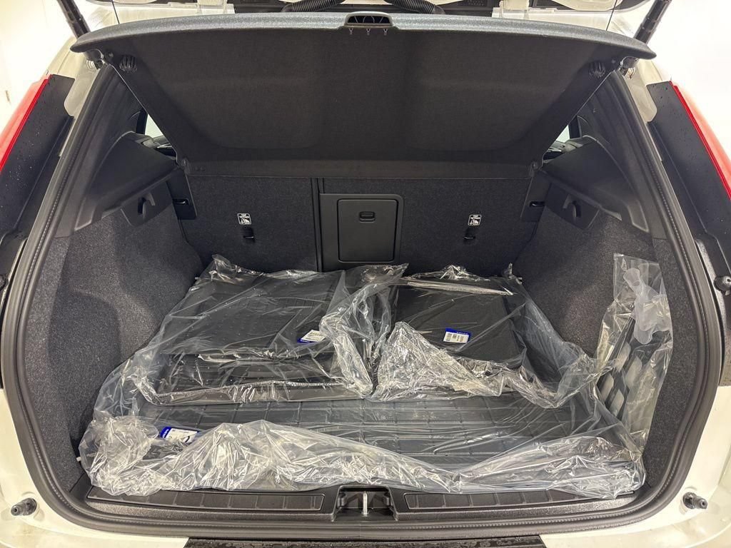 New 2026 Volvo XC40 B5 Core w/ Protection Package Premier AWD/4WD image 29