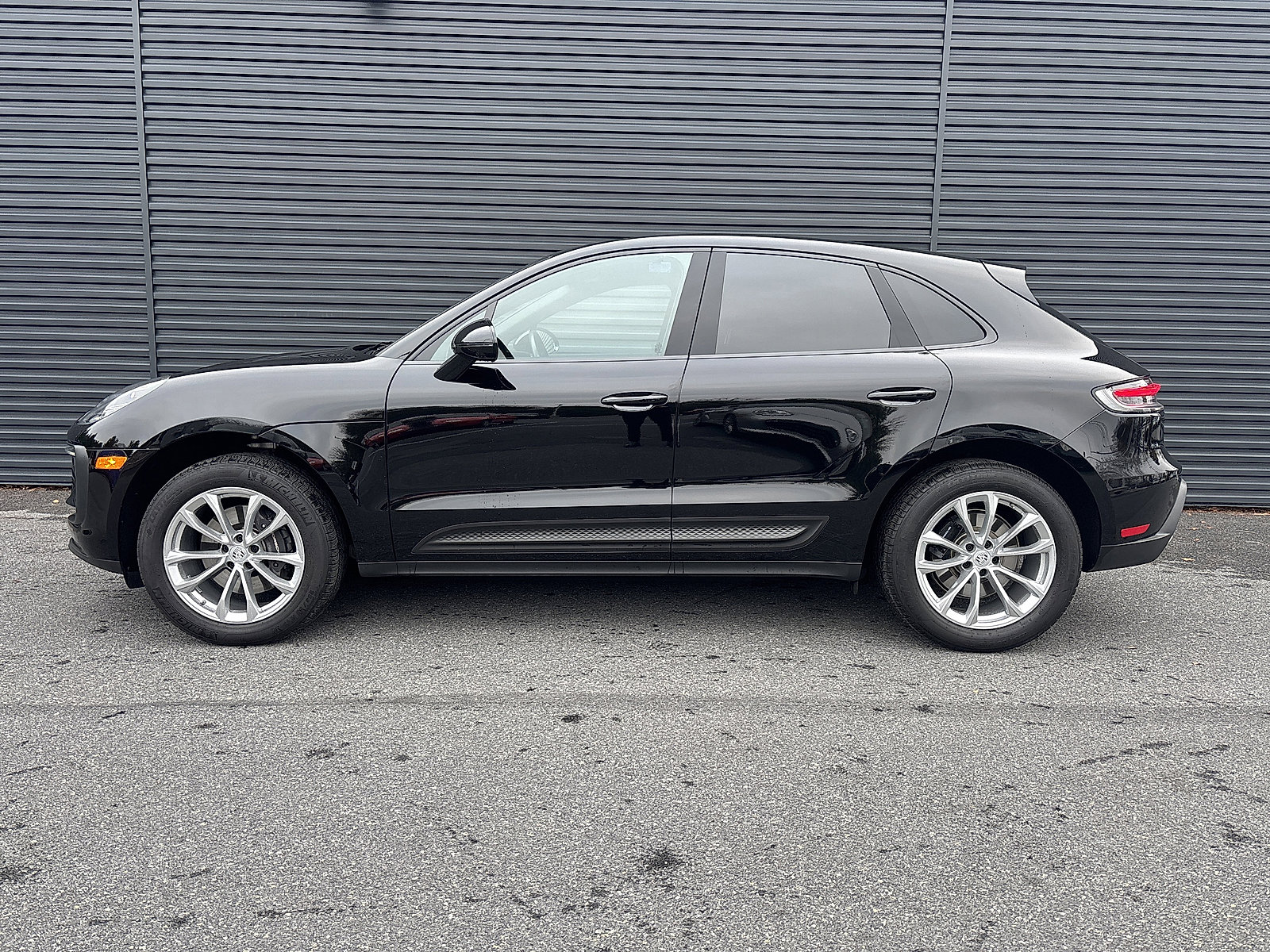 Certified 2024 Porsche Macan image 2