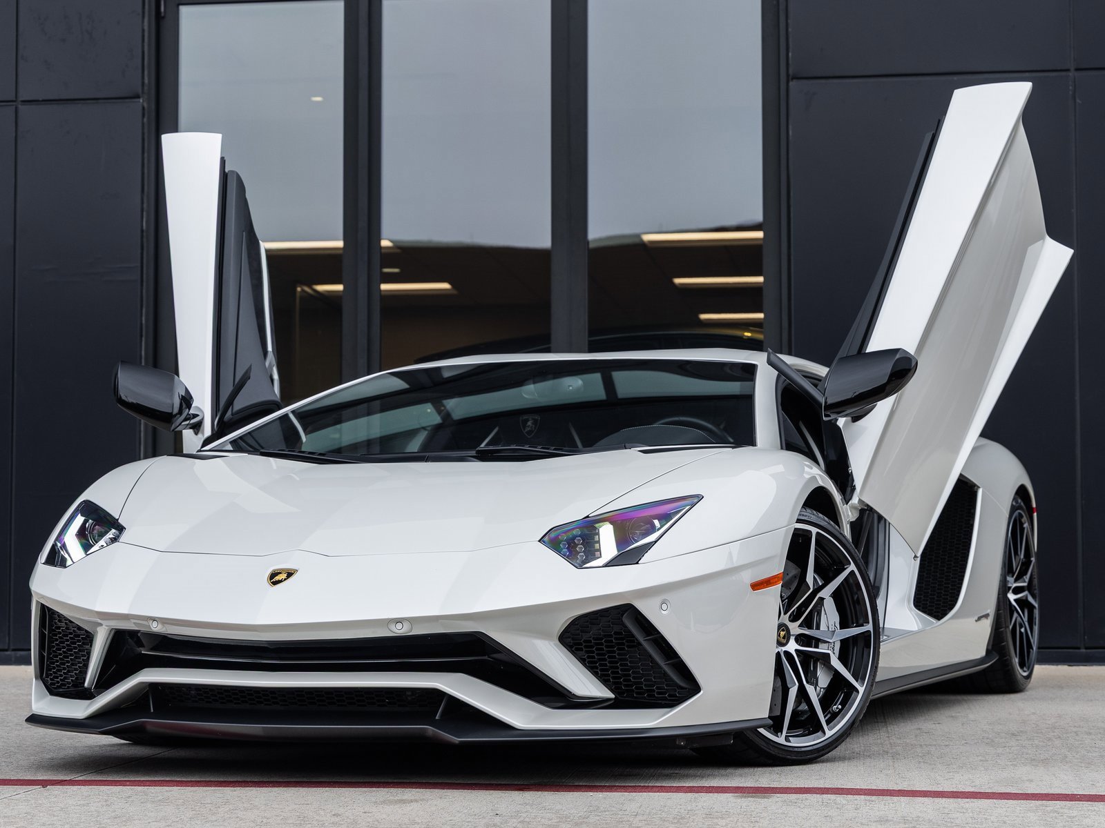 Used 2018 Lamborghini Aventador S image 2