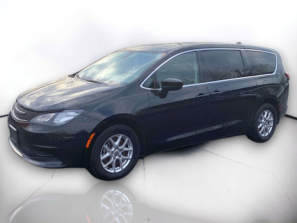 Used 2021 Chrysler Voyager LX image 2