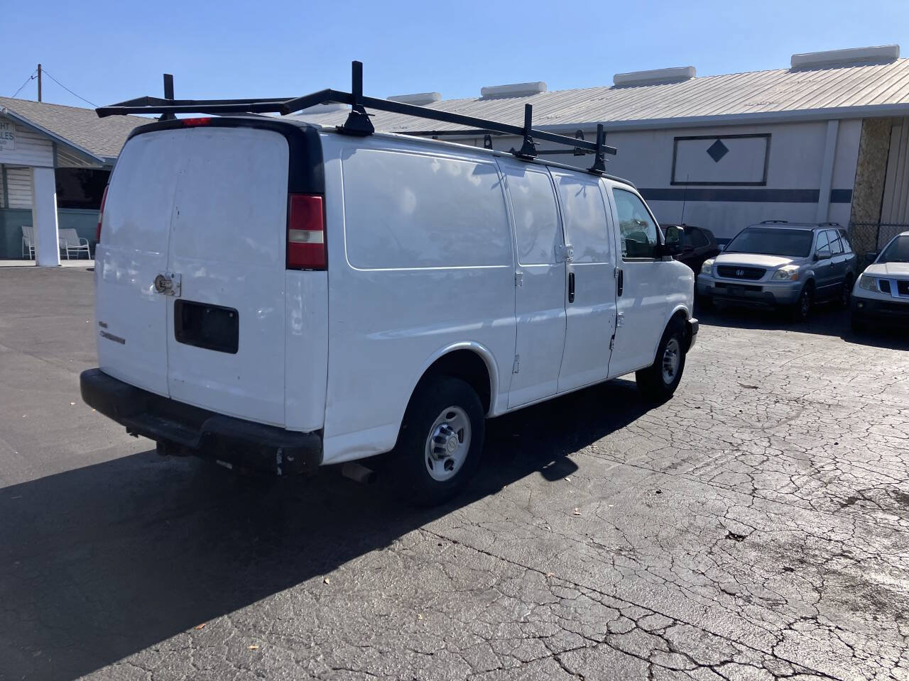 Used 2010 Chevrolet Express 2500 RWD image 18