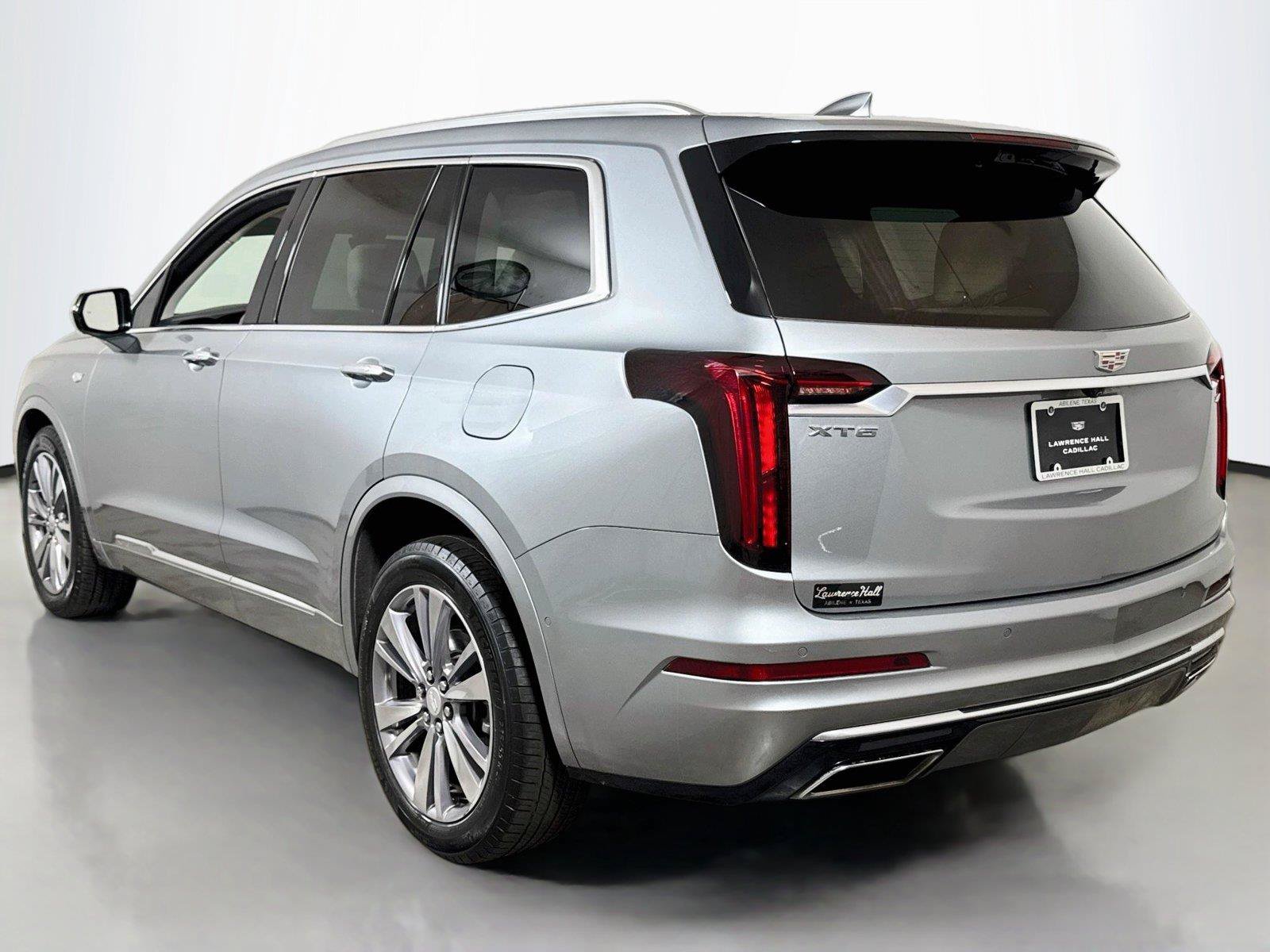 Used 2024 Cadillac XT6 Premium Luxury w/ Technology Package FWD image 6