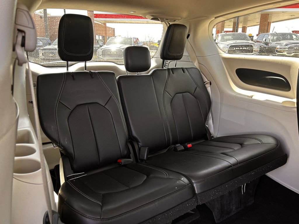 Used 2024 Chrysler Pacifica Touring-L image 31