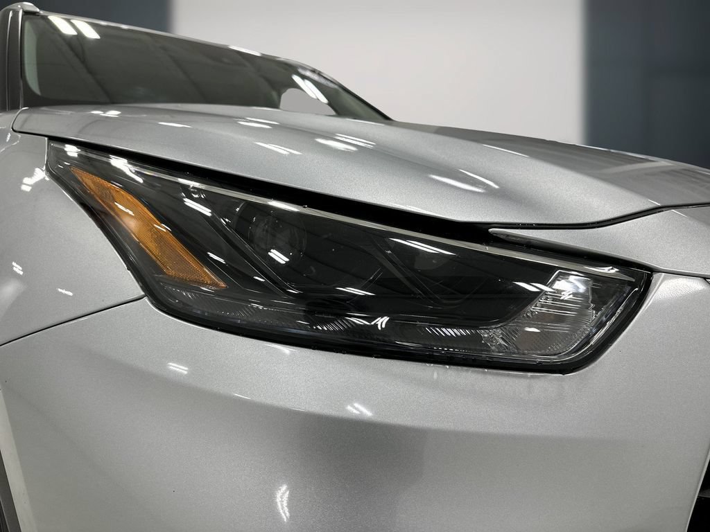 Used 2025 Toyota Highlander XLE FWD image 11