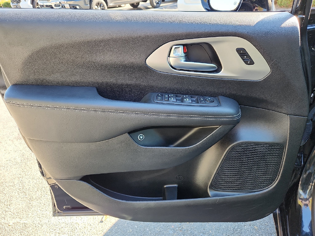 Used 2024 Chrysler Pacifica Premium FWD image 13