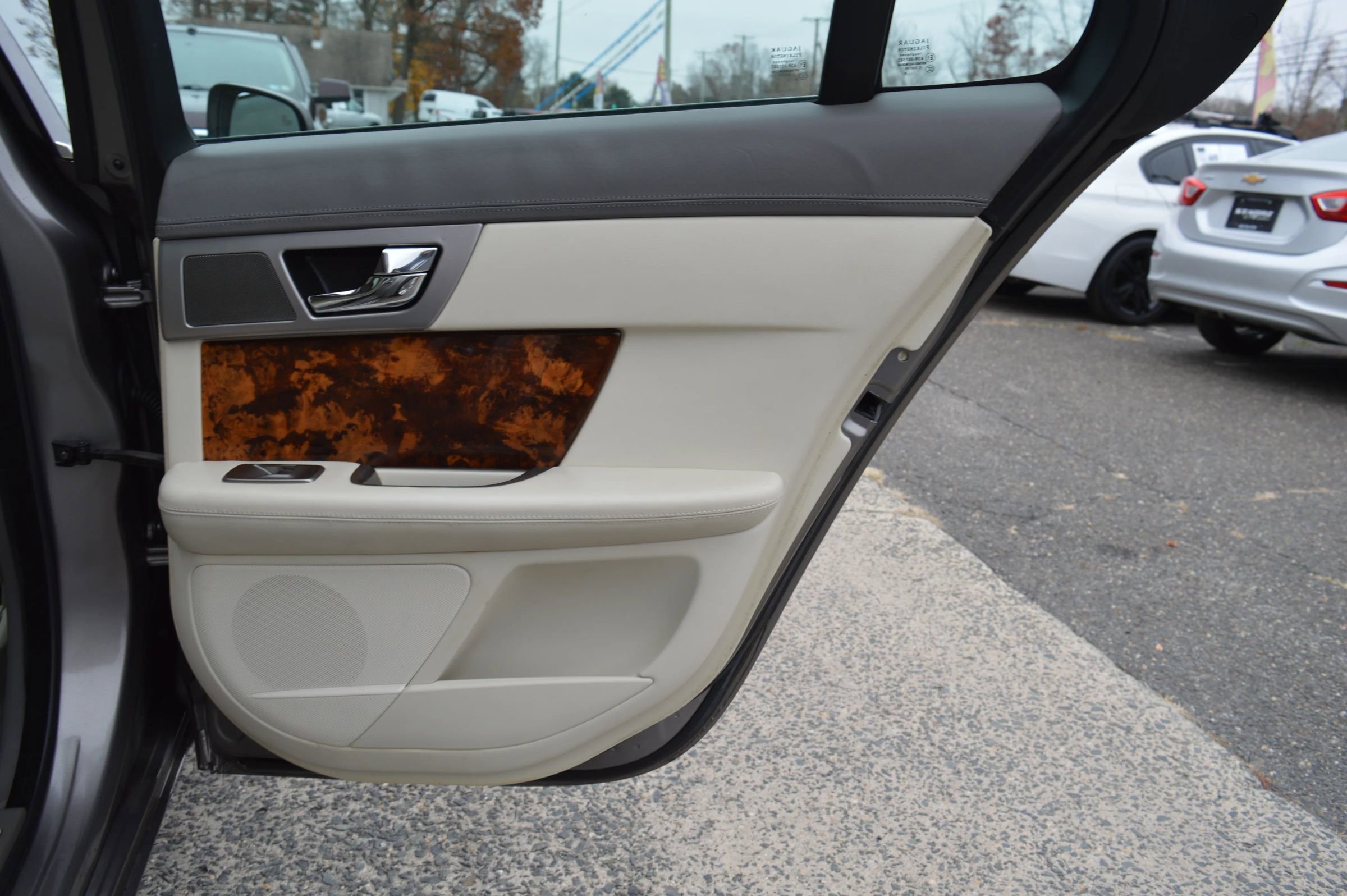 Used 2010 Jaguar XF Premium image 28