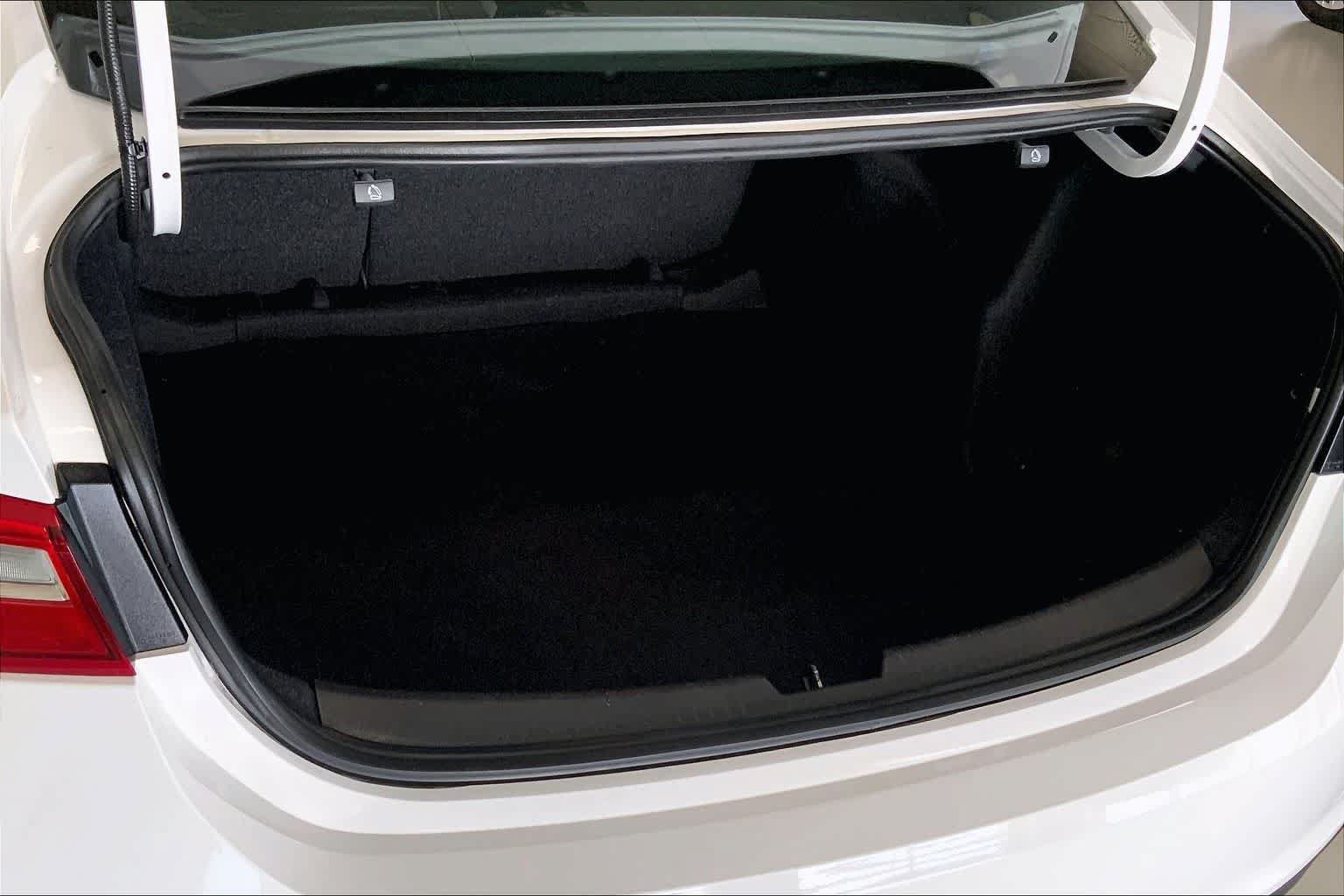 Used 2017 Chevrolet Malibu LT FWD image 17