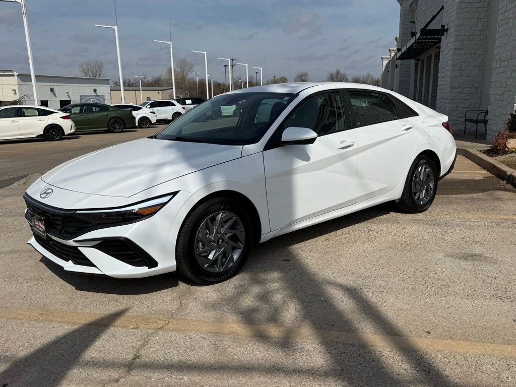 Used 2026 Hyundai Elantra Blue image 4