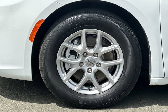 Used 2023 Chrysler Pacifica Touring-L FWD image 30