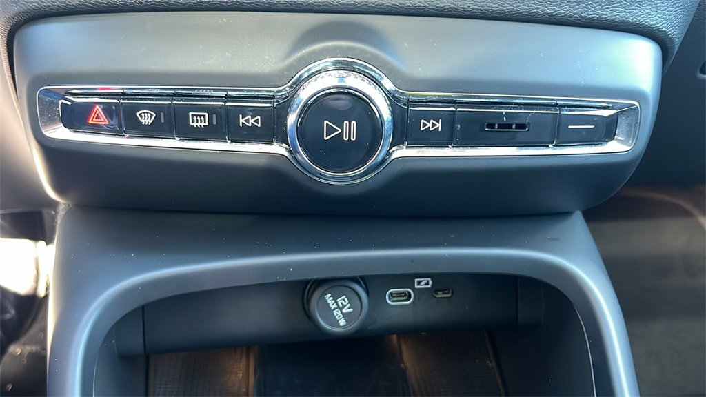 Certified 2025 Volvo XC40 B5 Plus image 25