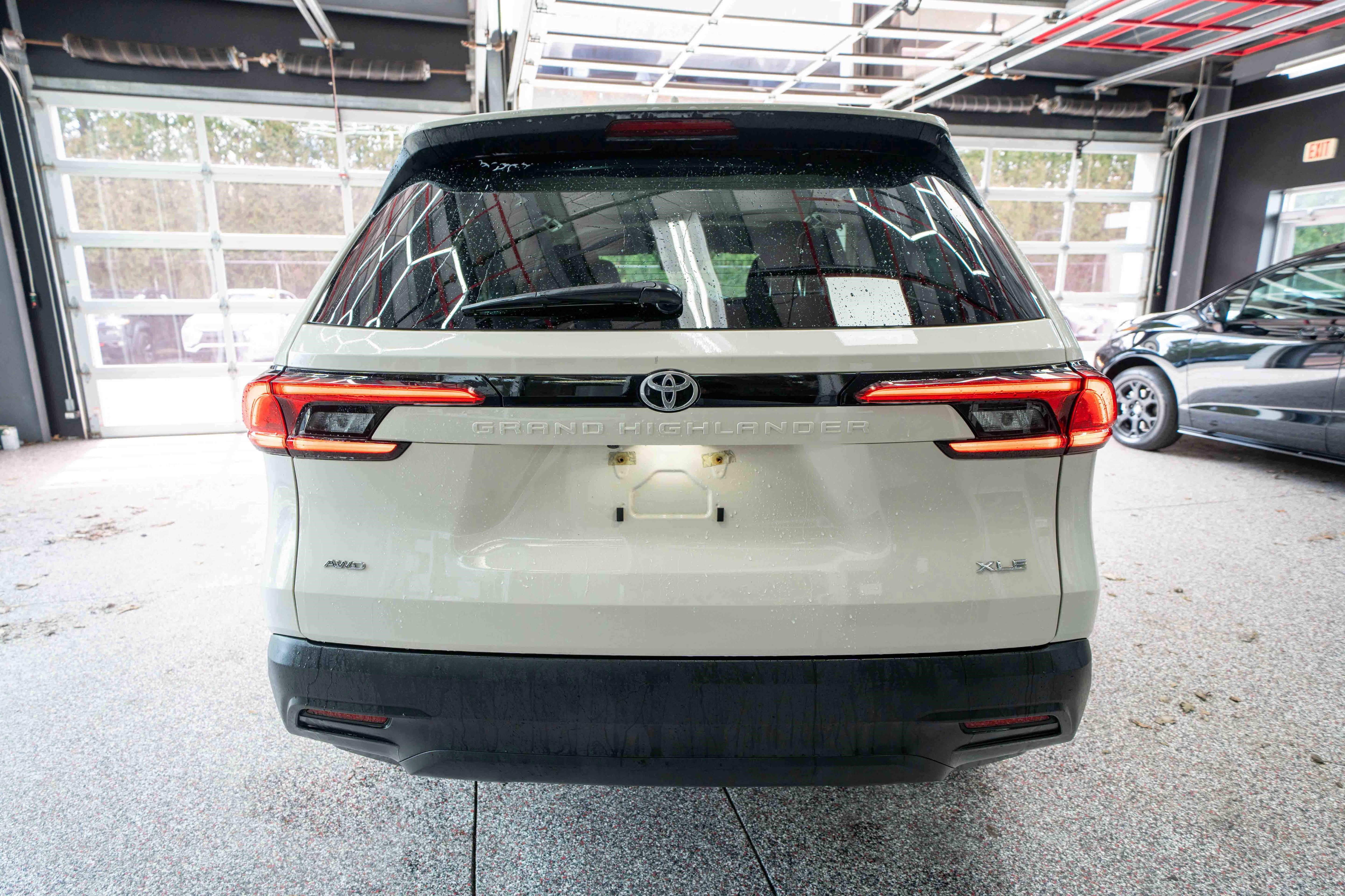 Used 2024 Toyota Grand Highlander XLE image 3