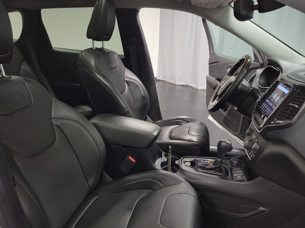 Used 2019 Jeep Cherokee Overland w/ Technology Group AWD/4WD image 35