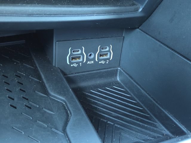 Used 2025 Chrysler Pacifica Limited FWD image 16