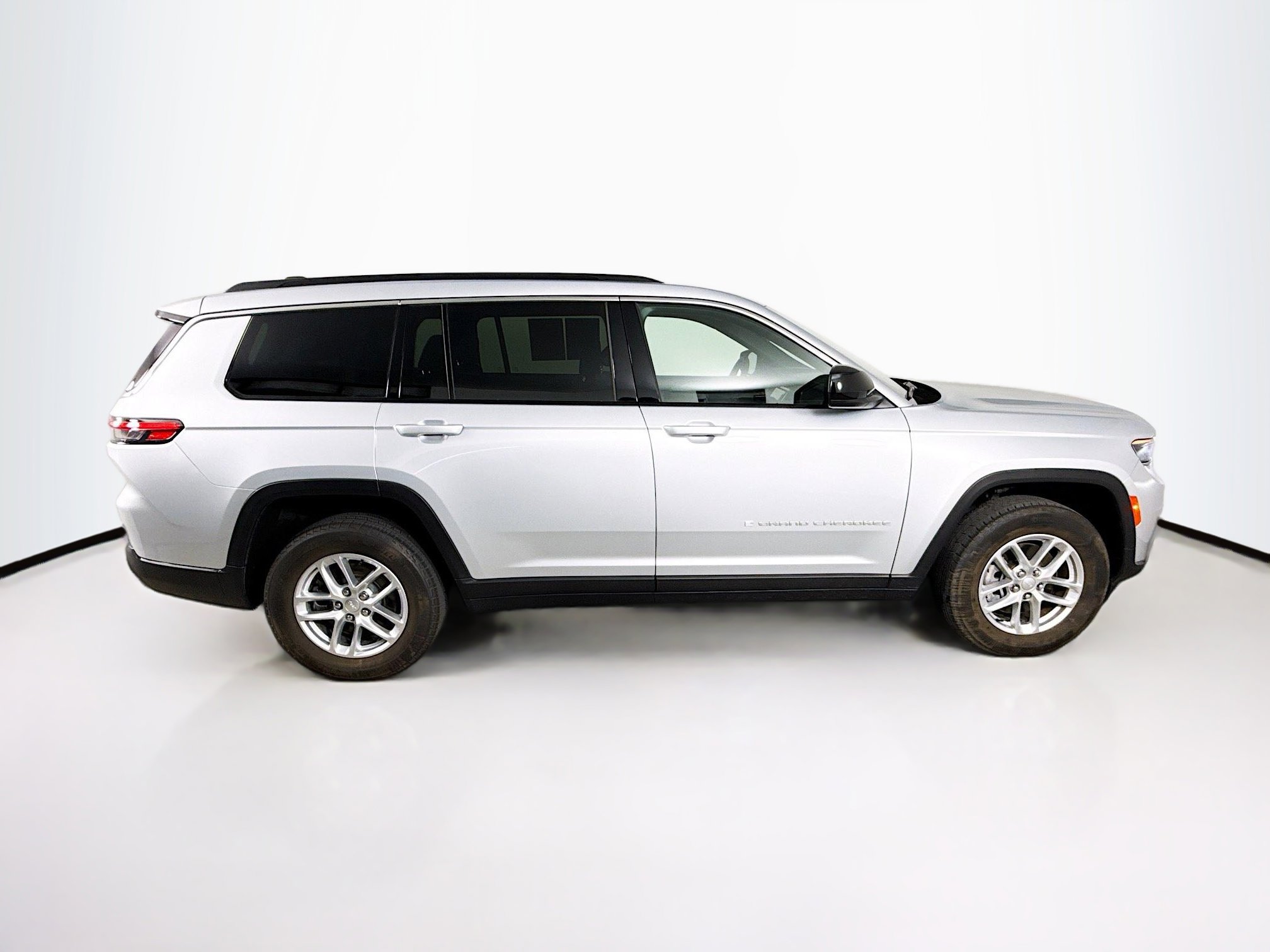 Used 2025 Jeep Grand Cherokee L Laredo RWD image 2
