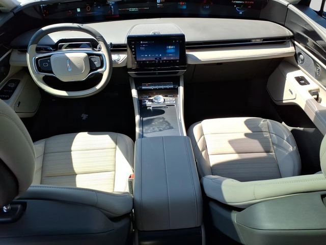 Used 2025 Lincoln Nautilus Reserve AWD/4WD image 11