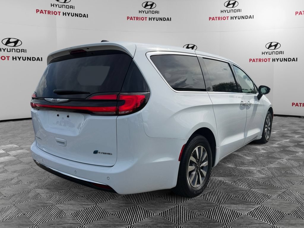 Used 2024 Chrysler Pacifica Limited FWD image 3