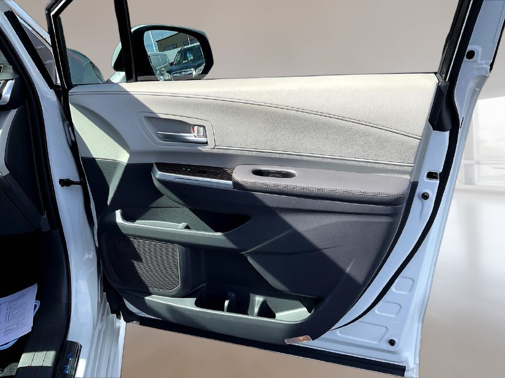 Used 2022 Toyota Sienna XLE FWD image 28
