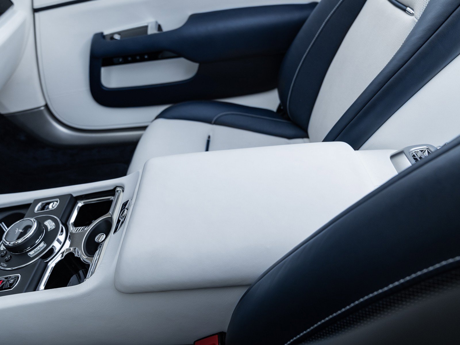 Used 2018 Rolls-Royce Dawn image 41