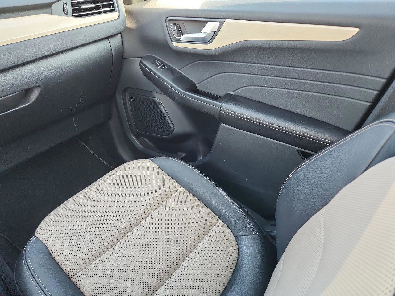 Used 2022 Ford Escape Titanium w/ Titanium Premium Package image 11