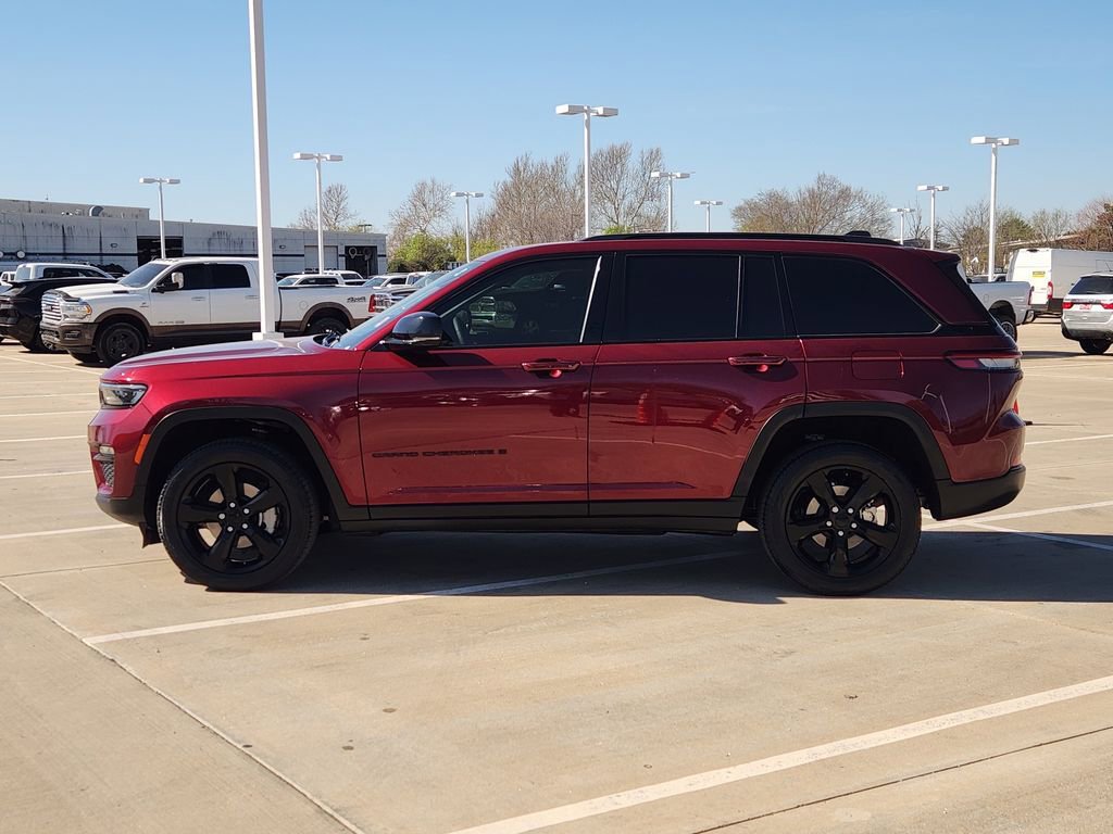 Used 2023 Jeep Grand Cherokee Limited w/ Black Appearance Package image 4