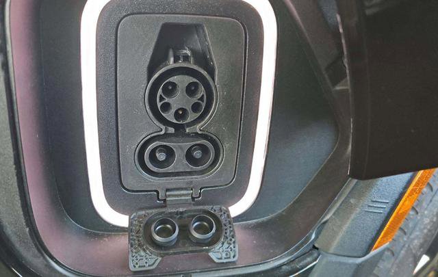 Used 2023 Rivian R1S Adventure image 9