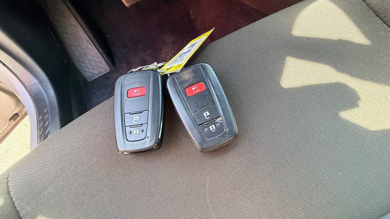 Used 2020 Toyota C-HR XLE image 30