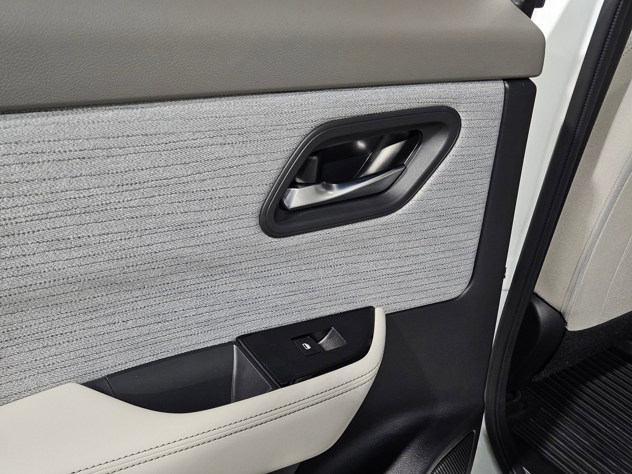 Used 2023 Nissan Rogue SV image 34