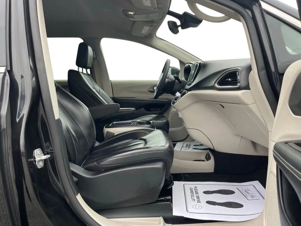 Used 2023 Chrysler Pacifica Touring-L image 17