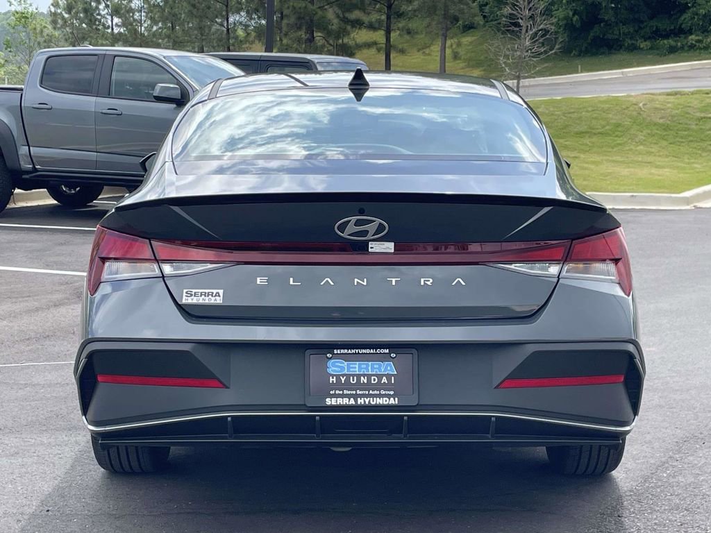 Certified 2025 Hyundai Elantra Sport FWD image 4