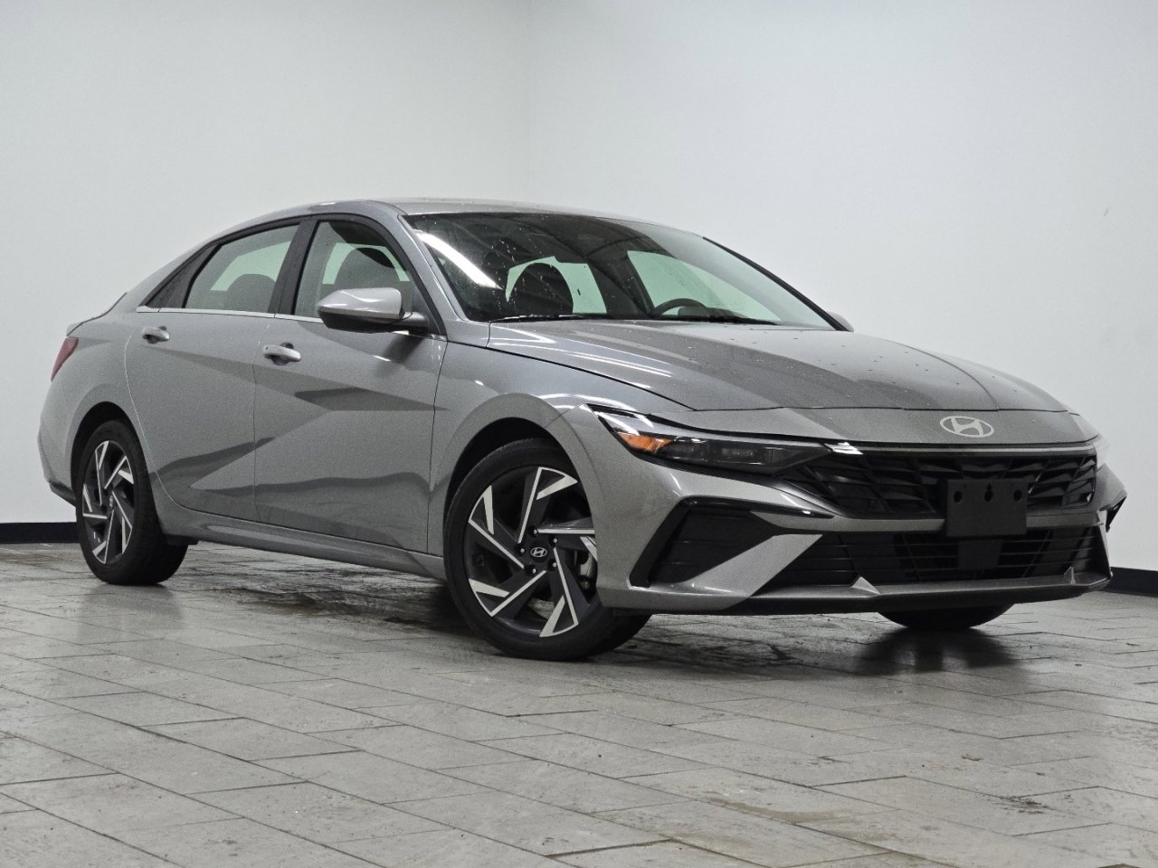 Used 2025 Hyundai Elantra SEL image 2