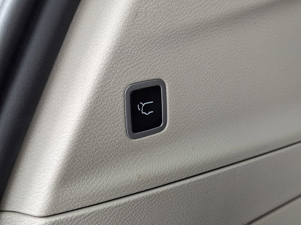 Used 2023 Chrysler Voyager LX image 29